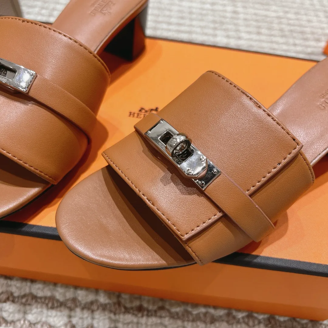 👟👟Ex-factory price 540👟👟 High version of the 2024 spring and summer new HERMES Hermès counter new style. The wedge-heeled Erjiu sandals and slippers, which have been extremely popular recently, are paired with various colorful socks. They are very trendy. Upper: cowhide. Outsole: technological imitation wood sole. Heel height: about 7cm. Size: Female 35-41 (40/41 non-refundable and non-exchangeable)